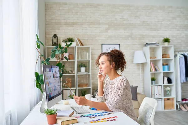 Kant Weergave Portret Van Moderne Gemengd Ras Vrouw Spreken Telefoon — Stockfoto