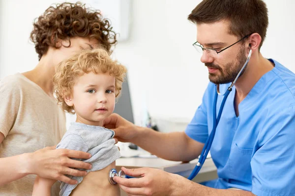 Tıbbi Araştırma Doktor Stetoskop Office Ile Childs Kalp Atışına Dinleme — Stok fotoğraf