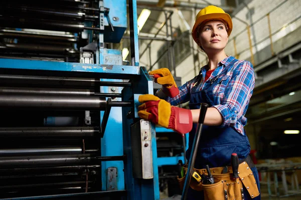 Retrato Operária Feminina Montando Unidades Máquinas Olhando Para Longe Com — Fotografia de Stock