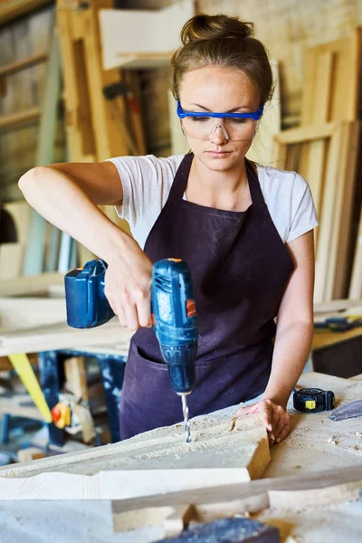 Retrato Una Joven Que Trabaja Carpintería Perforando Agujeros Madera Mientras — Foto de Stock