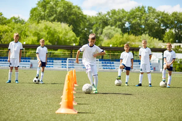 Retrato Niño Equipo Fútbol Junior Liderando Pelota Entre Los Conos — Foto de Stock