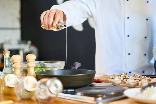 Primer Plano Chef Irreconocible Con Uniforme Vertiendo Aceite Oliva Pluma — Foto de Stock