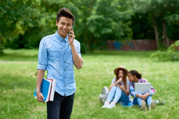 Retrato Estudiante Asiático Feliz Hablando Por Teléfono Inteligente Parado Aire — Foto de Stock