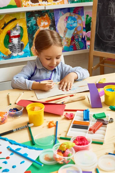 스러운 유치원의 예술과 공급과 지저분한 테이블에 카드에 쓰기의 초상화 — 스톡 사진