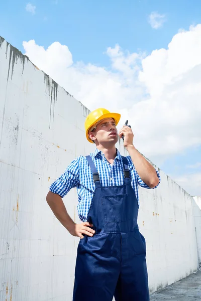 Retrato Jovem Trabalhador Construção Civil Usando Chapéu Duro Usando Walkie — Fotografia de Stock