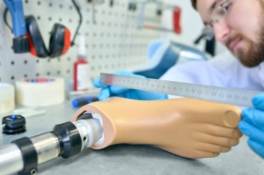 Tanınmayan prosthetist tasarım laboratuarda çalışırken yapay ayak ölçme, yakın çekim