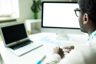Afro-Amerikan o üzerindeki iki bilgisayar studio web kodlama çalışan diğer uzmanlar görünümünü yan, alanı Kopyala