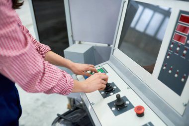 Yüksek açı yakın çekim kadın el elektronik kontrol paneli Fabrikası'nda modern makine biriminin üzerindeki düğmelere basarak