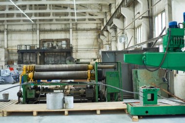 Arka plan resmini modern tesisi, kopya alanı geniş atölyesinde yeşil Sanayi makineleri