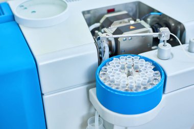 Tıbbi laboratuvar, kopya alanı probları ile modern çözümlenirken makine işleme test tüpleri yakın çekim