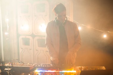 Trendy genç Dj Mikser dumanlı gece kulübü, kopya alanı içinde müzik portresi Önden Görünüm
