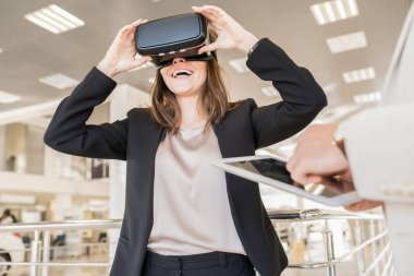 Vr kaskı takıyor ve seyir modern genç kadın portresi immersive deneyim zevk heyecan