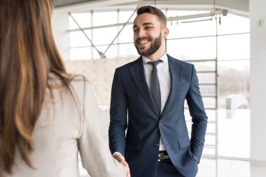 Araba satıcısı kadın Bayilik showroom Yeni araba satın alma ile el sıkışan gülümseyen portresi