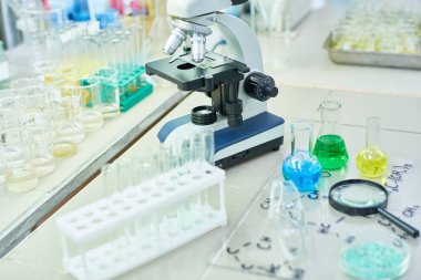 Çalışma tablosu araştırma laboratuvarında, modern mikroskop test tüpleri ve Züccaciye Mağazaları ile çevrili yüksek açı çeşitli bilimsel ekipman