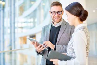 Cam balkon ofis binası, kopya alanı içinde iş ayakta tartışırken kadın meslektaşım arıyorum gülümseyen modern işadamı portresi