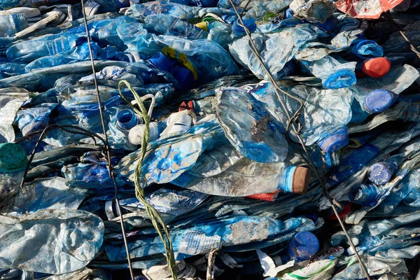 Bliska Tło Zgnieciony Bloku Pakowane Plastikowych Butelek Nowoczesnej Fabryce Recyklingu — Zdjęcie stockowe