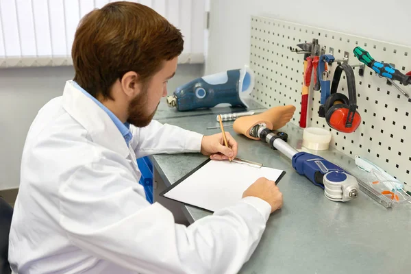 Retrato Del Técnico Prótesis Barbuda Haciendo Pierna Protésica Escritorio Oficina — Foto de Stock