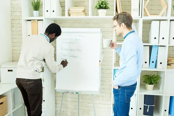 Portrait Arrière Deux Jeunes Hommes Écrivant Des Formules Sur Tableau — Photo