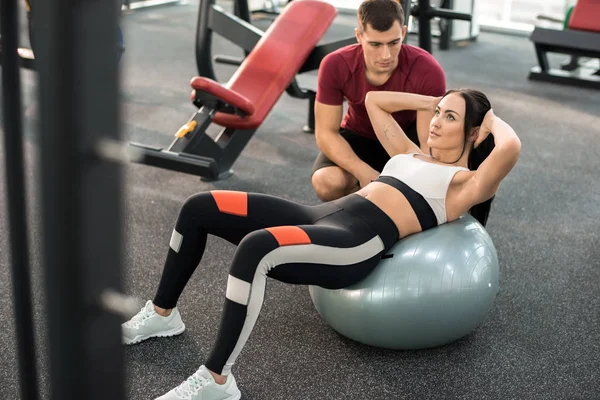 Retrato Alto Ángulo Del Entrenador Muscular Ayudando Joven Hacer Ejercicios — Foto de Stock