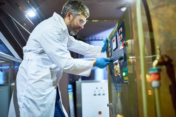 Profile View Confident Middle Aged Technician Wearing Rubber Gloves White — Stock Photo, Image