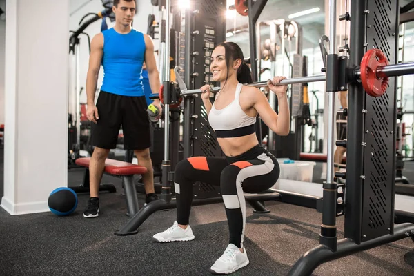 Retrato Larga Duración Una Hermosa Joven Sonriendo Felizmente Mientras Entrena — Foto de Stock