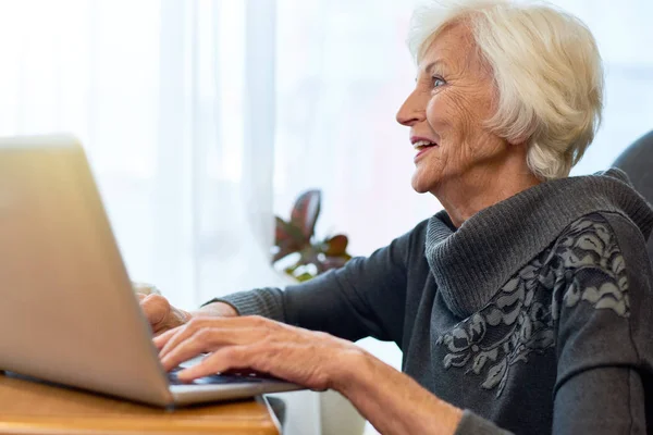 Vista Del Perfil Mujer Mayor Alegre Que Usa Suéter Gris — Foto de Stock