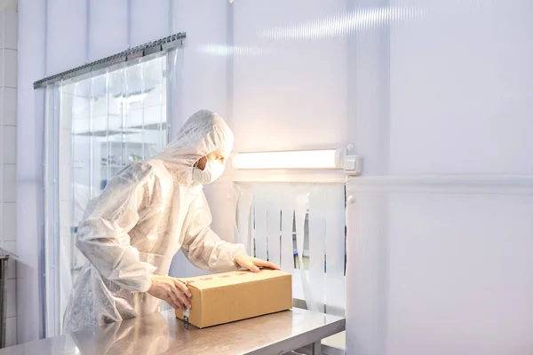 Male Worker Wearing Coverall Safety Mask Standing Laboratory Bench Packing — Stock Photo, Image