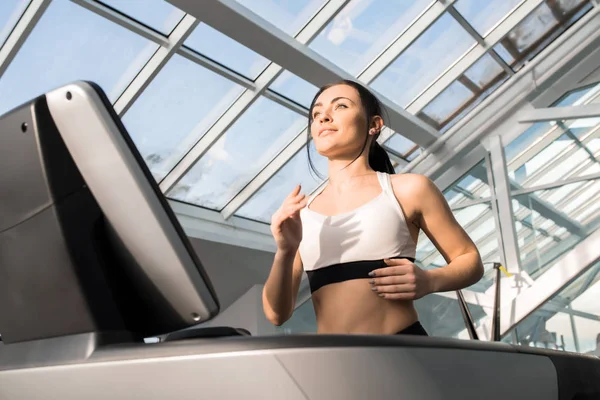 Retrato Cintura Hacia Arriba Joven Forma Disfrutando Correr Cinta Correr — Foto de Stock