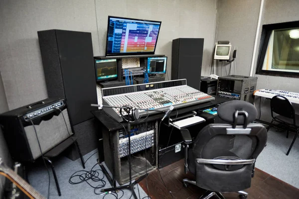 Estación Trabajo Audio Moderna Equipada Con Ordenador Micrófono Soporte Superficie — Foto de Stock