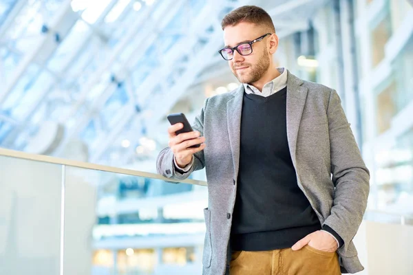 Ritratto Uomo Affari Moderno Sorridente Che Guarda Schermo Dello Smartphone — Foto Stock