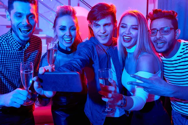 Groep Trendy Jonge Mensen Nemen Selfie Foto Smartphone Camera Kijken — Stockfoto