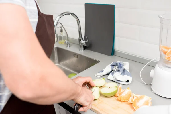 Primo Piano Dell Uomo Irriconoscibile Che Cucina Colazione Cucina Moderna — Foto Stock