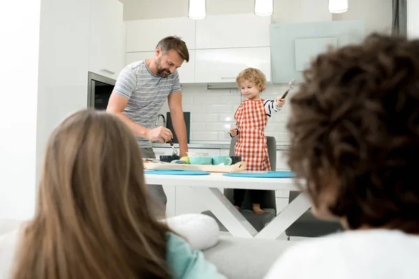 Retrato Pai Filho Cozinhando Juntos Cozinha Moderna Com Mãe Irmã — Fotografia de Stock