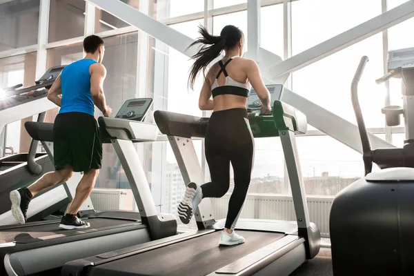 Retrato Completo Dos Jóvenes Forma Hombre Mujer Corriendo Las Cintas — Foto de Stock