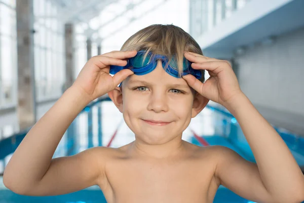 Kopf Und Schultern Porträt Des Niedlichen Kleinen Jungen Mit Wassersportbrille — Stockfoto