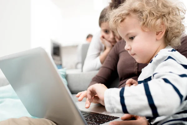 Retrato Vista Lateral Criança Loira Bonito Usando Laptop Enquanto Assiste — Fotografia de Stock