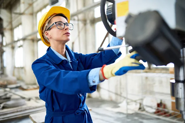 Porträtt Ung Kvinna Bär Arbetstagare Hardhat Och Blå Uniform Driftenheter — Stockfoto