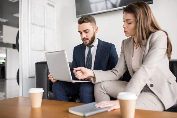 Porträtt Två Moderna Affärsmän Man Och Kvinna Använder Laptop Sitter — Stockfoto