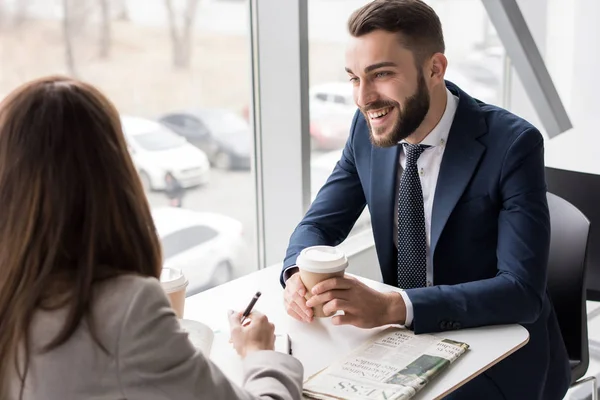 Porträtt Två Glada Affärsmän Man Och Kvinna Dricka Kaffe Bord — Stockfoto