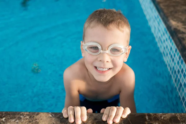 Aranyos Kisfiú Úszás Védőszemüveg Látszó Fényképezőgép Toothy Mosollyal Rövid Idő — Stock Fotó