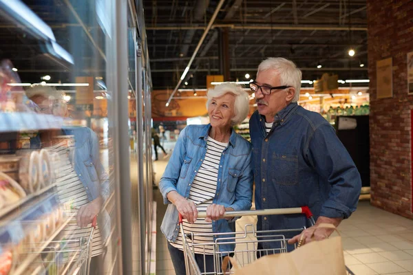 Ritratto Coppia Anziana Moderna Spesa Supermercato Sorridente Felicemente Mentre Sceglie — Foto Stock