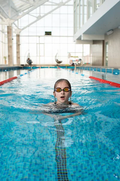 Ritratto Piccolo Nuotatore Concentrato Maschera Avvolto Nell Allenamento Interno Della — Foto Stock