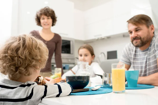 Retrato Familia Joven Feliz Con Dos Niños Disfrutando Del Desayuno —  Fotos de Stock