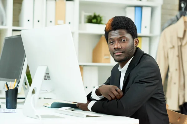 Retrato Del Exitoso Hombre Negocios Afroamericano Sentado Escritorio Oficina Moderna — Foto de Stock