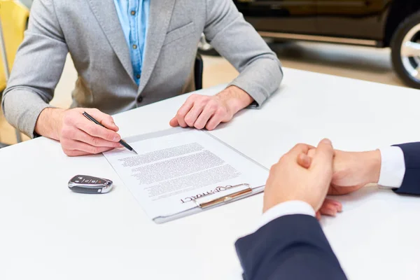 Close Homem Bonito Jovem Lendo Contrato Compra Sentado Mesa Loja — Fotografia de Stock