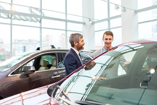 Portrait Jeune Homme Séduisant Choisissant Une Nouvelle Voiture Dans Showroom — Photo