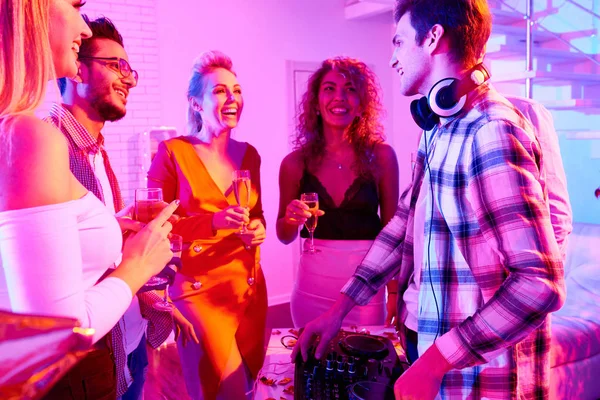 Group Laughing Young People Enjoying House Party Talking Modern Drinking — Stock Photo, Image