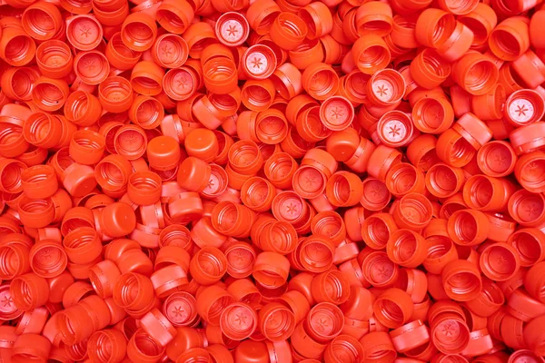 Komposition Mit Roten Plastikflaschenverschlüssen Die Mit Sonnenstrahlen Beleuchtet Sind Nahaufnahme — Stockfoto