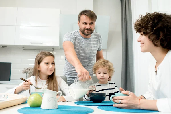 Retrato Familia Joven Feliz Con Dos Niños Disfrutando Del Desayuno —  Fotos de Stock