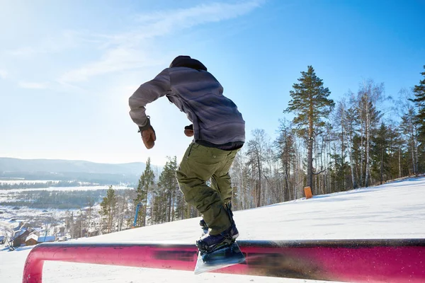 Vissza View Portré Fiatal Snowboardos Teljesítő Stunt Lecsúszott Fém Korlát — Stock Fotó